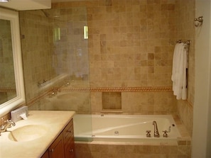 Combined shower/tub, hair dryer, towels, soap - 3700 Sf Oceanfront Penthouse in Cabo Mexico - Las Mananitas (San Jose del Cabo)