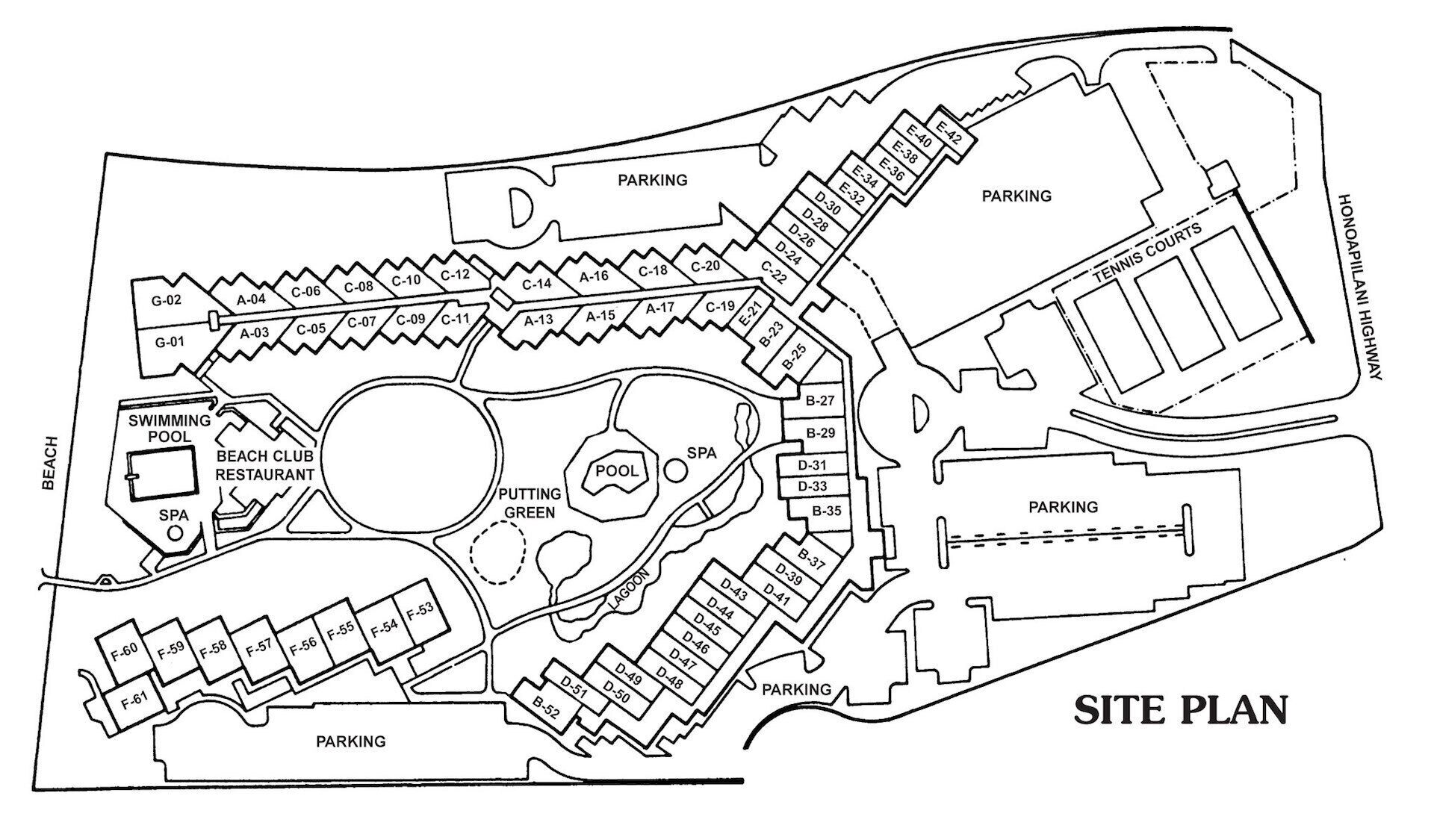 Ein Lageplan mit mehreren Parkplätzen, einem Schwimmbad, einem Beachclub-Restaurant, einem Spa und Tennisplätzen.