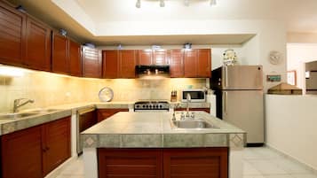 Jääkaappi, mikroaaltouuni, uuni, liesi