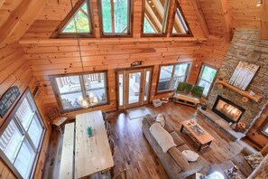 Smart TV, caminetto, lettore DVD, tavolo da calcetto