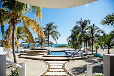 4BR / 4BA Caribbean Seafront, 2-Level Island Home, Pool, Kayaks, and Privacy