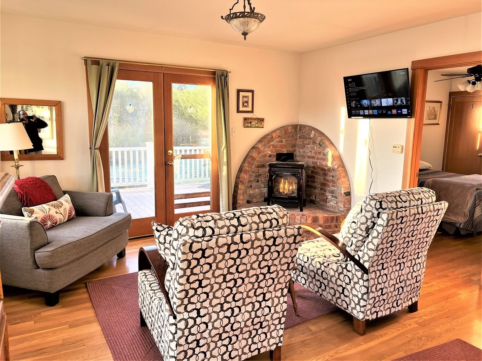 ChienNoir: House on Five Acres, Olympic Mountain Views, Pet Friendly