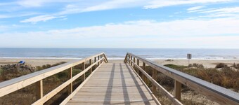 La Belle a BEACHFRONT Escape - Sleeps 12 - 4Bedroom, 4Bath - Dune Walkover