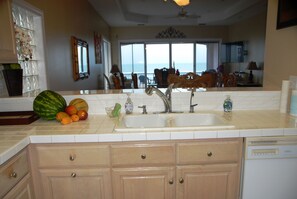 Kylskåp, mikrovågsugn, ugn och spishäll