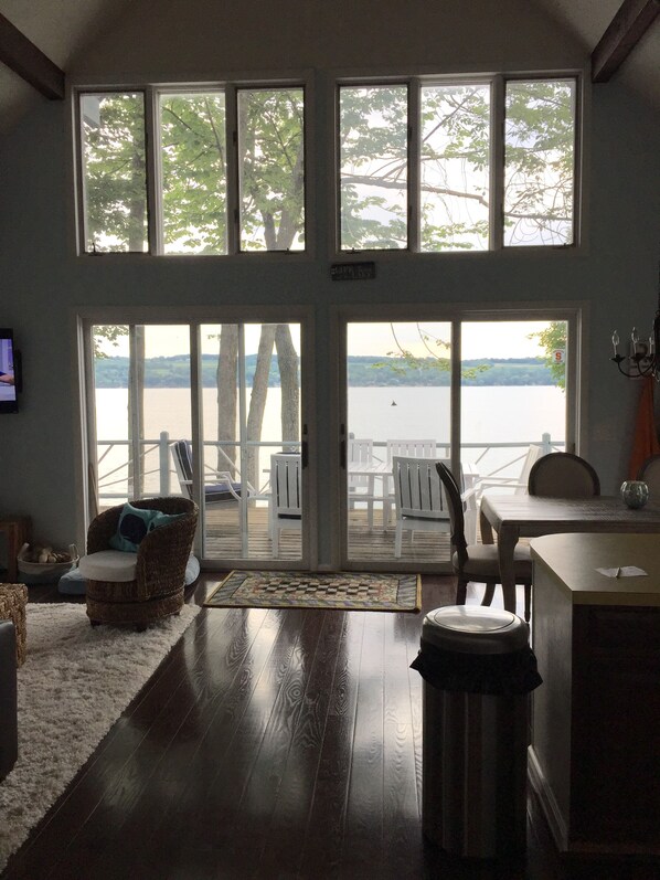 Charming 3 bedroom 2 bath Skaneateles Lakefront Home 4 miles to Village