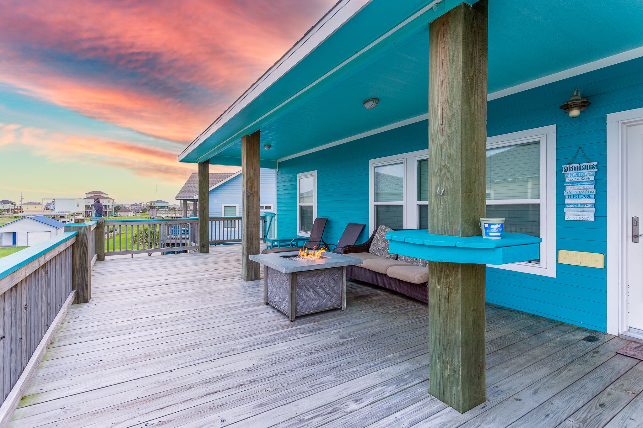 Family/pet friendly Beach retreat, 3 bedroom, 2 bathroom, sleeps 10-12