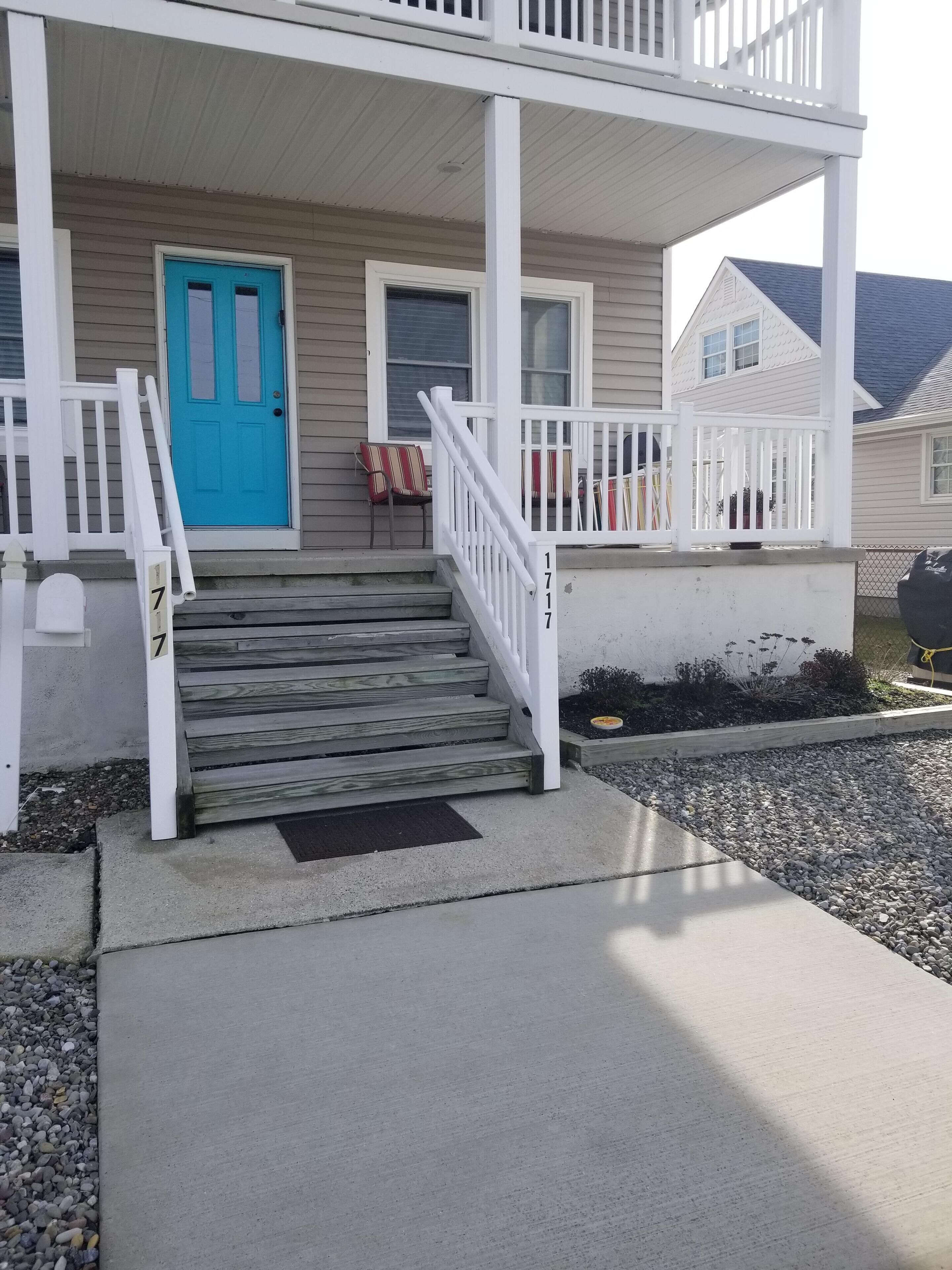 Spacious 3 Bed / 2 Bath 1st Floor -  