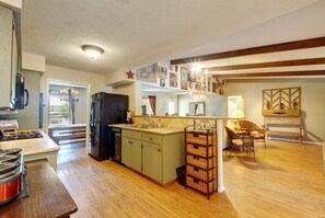 ثلاجة، ميكروويف، فرن، موقد طهي مسطح