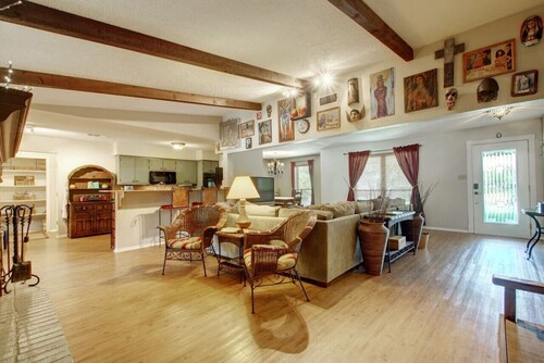 ⭐️Rustic TexMex Home⭐️Close to Downtown⭐️Big Pool⭐️