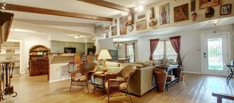 ⭐️Rustic TexMex Home⭐️Close to Downtown⭐️Big Pool⭐️