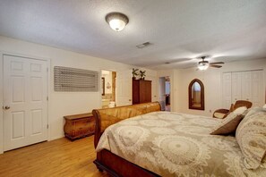 4 bedrooms, desk, iron/ironing board, travel cot