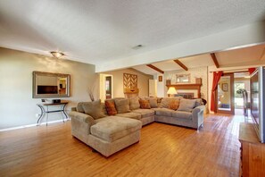 تلفزيون ذكي، مدفأة، كُتُب، مكتب