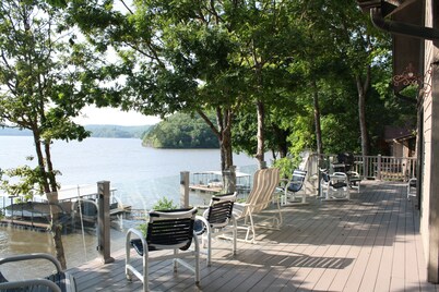 Tranquility-Lakefront 4 Bdrm w/ Huge Dock Ozarks Raceway 6.4, The Loop 8.2 miles
