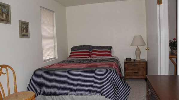 1 habitación, tabla de planchar con plancha y ropa de cama 