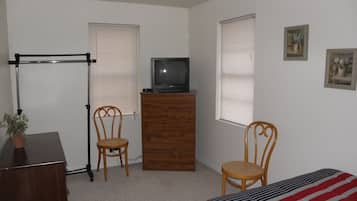 1 habitación, tabla de planchar con plancha y ropa de cama