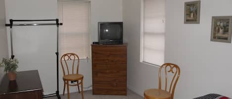 1 chambre, fer et planche Ă repasser, literie fournie