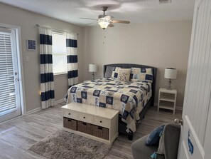 3 bedrooms, iron/ironing board, travel cot, WiFi - The Beach and Surf is Just Steps Away! (Surfside Beach)
