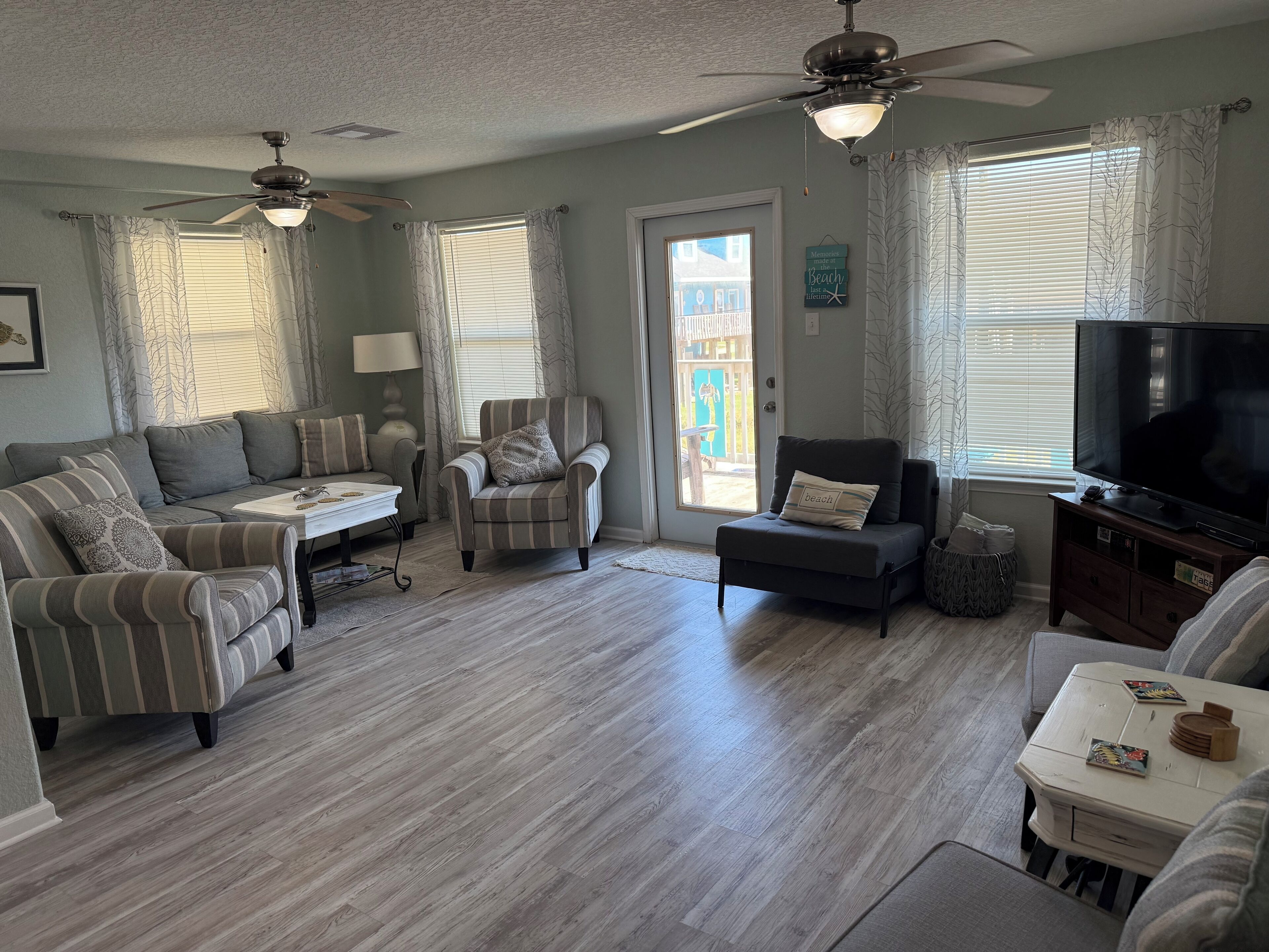 Smart-TV, DVD-Player, Bücher, Videothek