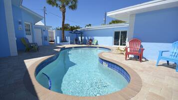 Een buitenzwembad, een verwarmd zwembad