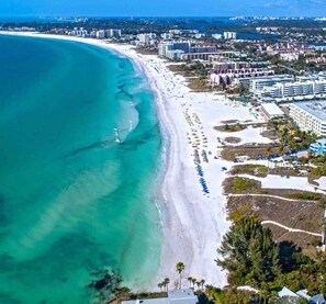 Unclassified image, 4 of 30, button - VILLA 4 · Walk to beach. Pool. Daily rentals (Sarasota)