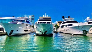 Three large yachts docked at a marina with a clear blue sky in the background. - VILLA 4, Siesta Key, Walk to Beach. Pool. Daily Rentals (Sarasota)