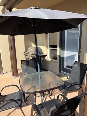 Outdoor dining - Casa Del Mila Oro Beachfront 2 Bedroom Condo; Book now for Spring/Summer 2026 (Osoyoos)