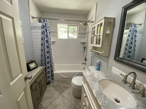Ensemble douche/baignoire, sèche-cheveux, serviettes fournies, savon
