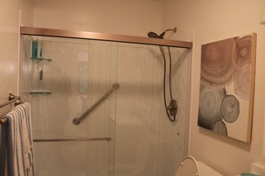 Shower, towels - Ski Country Condo - Newly Remodeled! (Banner Elk)