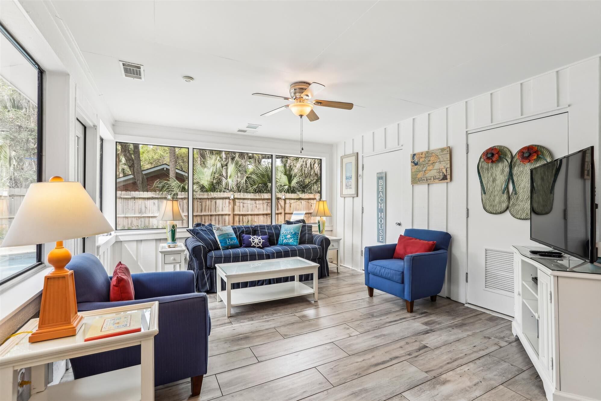 تلفزيون، مدفأة، مشغل دي في دي