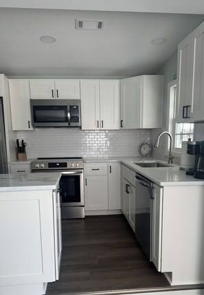 Fridge, microwave, oven, stovetop - Ocean Lakes Beach House-Free Golf Cart-Sleeps 6-August Discount (Surfside Beach)