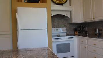 Frigorífic, microones, forn i placa de cuina