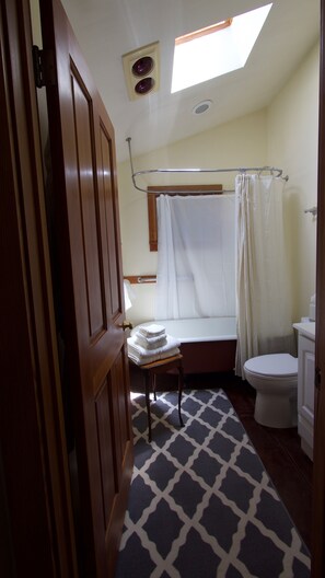 Duschwanne, Haartrockner, Handtücher, Seife