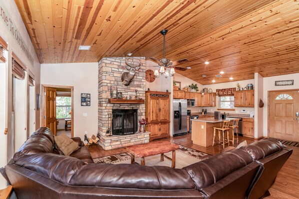 Smart TV, chimenea, videojuegos y reproductor de DVD