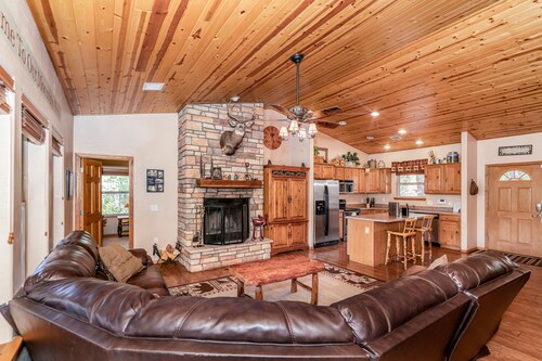 PERFECT LOCATION! Walk to Nat Forest, Cozy & Cute, 4 Bedroom, Arcade + Vending