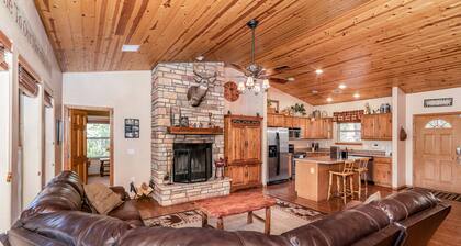 PERFECT LOCATION! Walk to Nat Forest, Cozy & Cute, 4 Bedroom, Arcade + Vending
