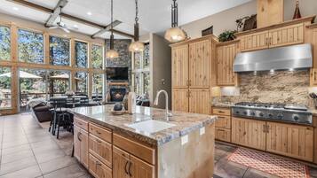 Een koelkast, een microgolfoven, een kookplaat, een vaatwasser