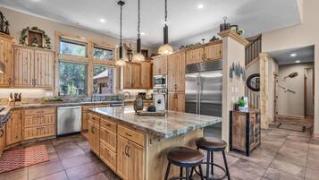 Réfrigérateur, micro-ondes, plaque de cuisson, lave-vaisselle