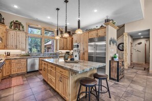 Kjøleskap, mikrobølgeovn, kokeplater og oppvaskmaskin