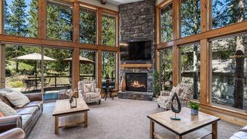 Televisie, een open haard, videospelletjes en een kantoor