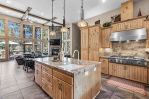 Réfrigérateur, micro-ondes, plaque de cuisson, lave-vaisselle