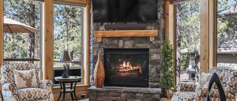 Télévision, cheminée, jeux vidéo, espaces bureaux