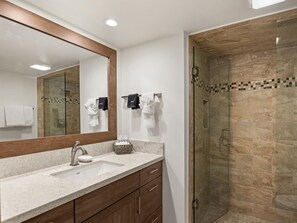 Shower, hair dryer, towels - Lift One - Newly renovated modern three bedroom with balcony (Aspen)