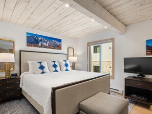 3 bedrooms, iron/ironing board, WiFi, bed sheets - Lift One - Newly renovated modern three bedroom with balcony (Aspen)