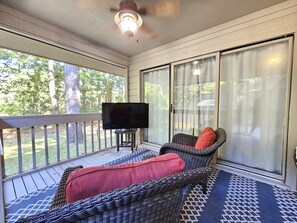 TV - 11 Wildwood ~ Pet Friendly 3BR with Screened Porch; Short Bike Ride to Beach (Hilton Head Island)