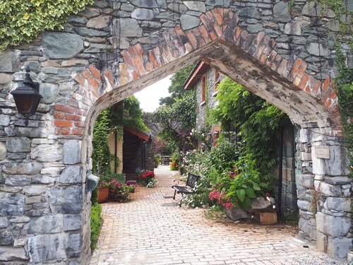 Amazing Courtyard - The Loft at The Priory Killarney Courtyard Cottages