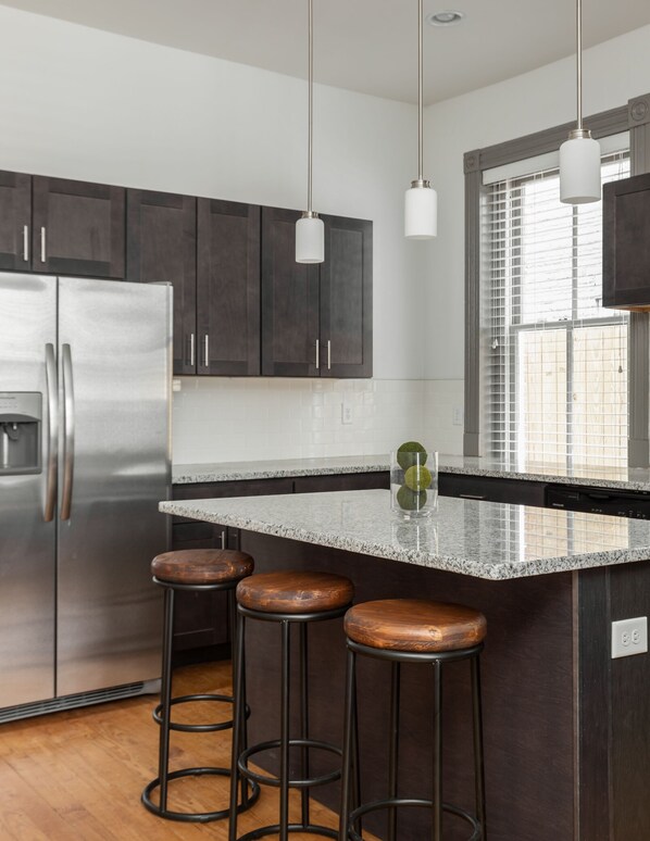 Fridge, microwave, oven, stovetop - Southern Victorian Mansion: Eating/drinking Nearby (Richmond)