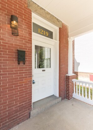 Exterior detail - Southern Victorian Mansion: Eating/drinking Nearby (Richmond)