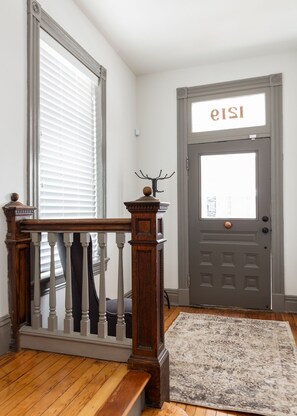 Interior - Southern Victorian Mansion: Eating/drinking Nearby (Richmond)