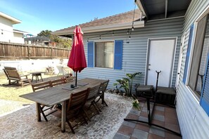 Outdoor dining - A Spectacular View of the Bay! ⚜️⛱️ ⚓️✨ 6 mins to the beach! Great for big groups (Seaside)