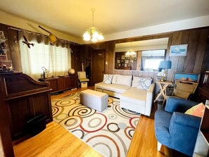 Living area - A Spectacular View of the Bay! ⚜️⛱️⚓️✨ 6 mins to the beach! Great for big groups (Seaside)